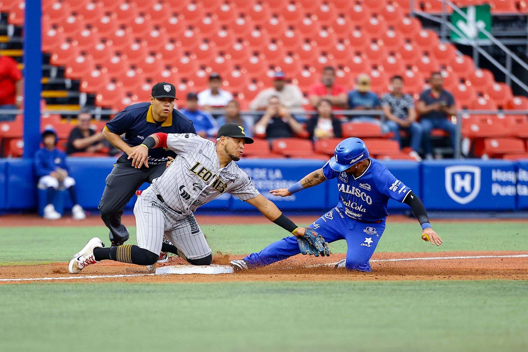 Leones corta racha de Charros con victoria 10-9 en cerrado tercer juego