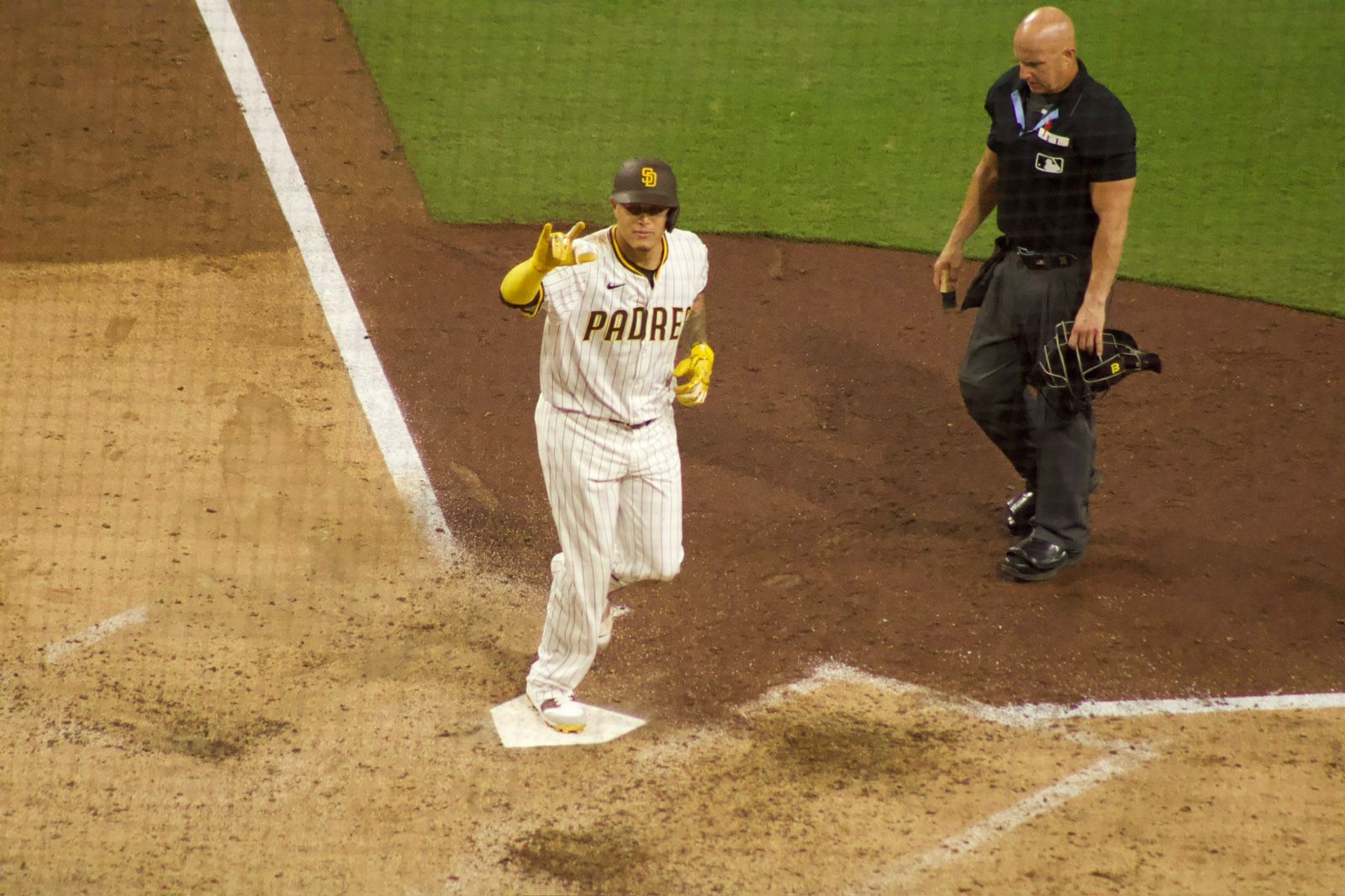 Tatis y Machado entregan souvenir a las gradas y los Padres consiguen la victoria 50 en la temporada.