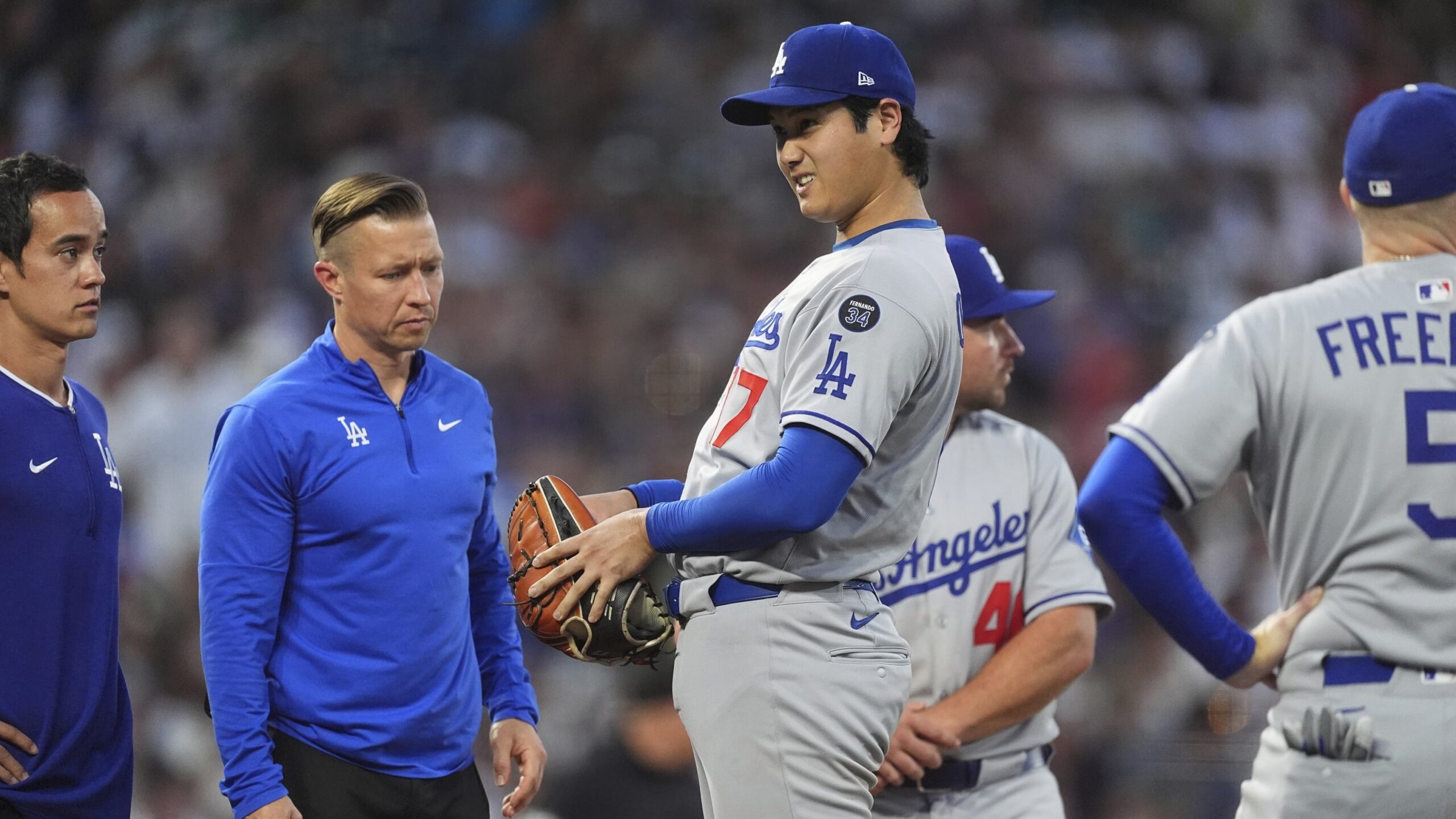 Ohtani sufre contusión en el muslo derecho tras difícil salida en Coors Field; Dodgers caen 8-3 ante Rockies