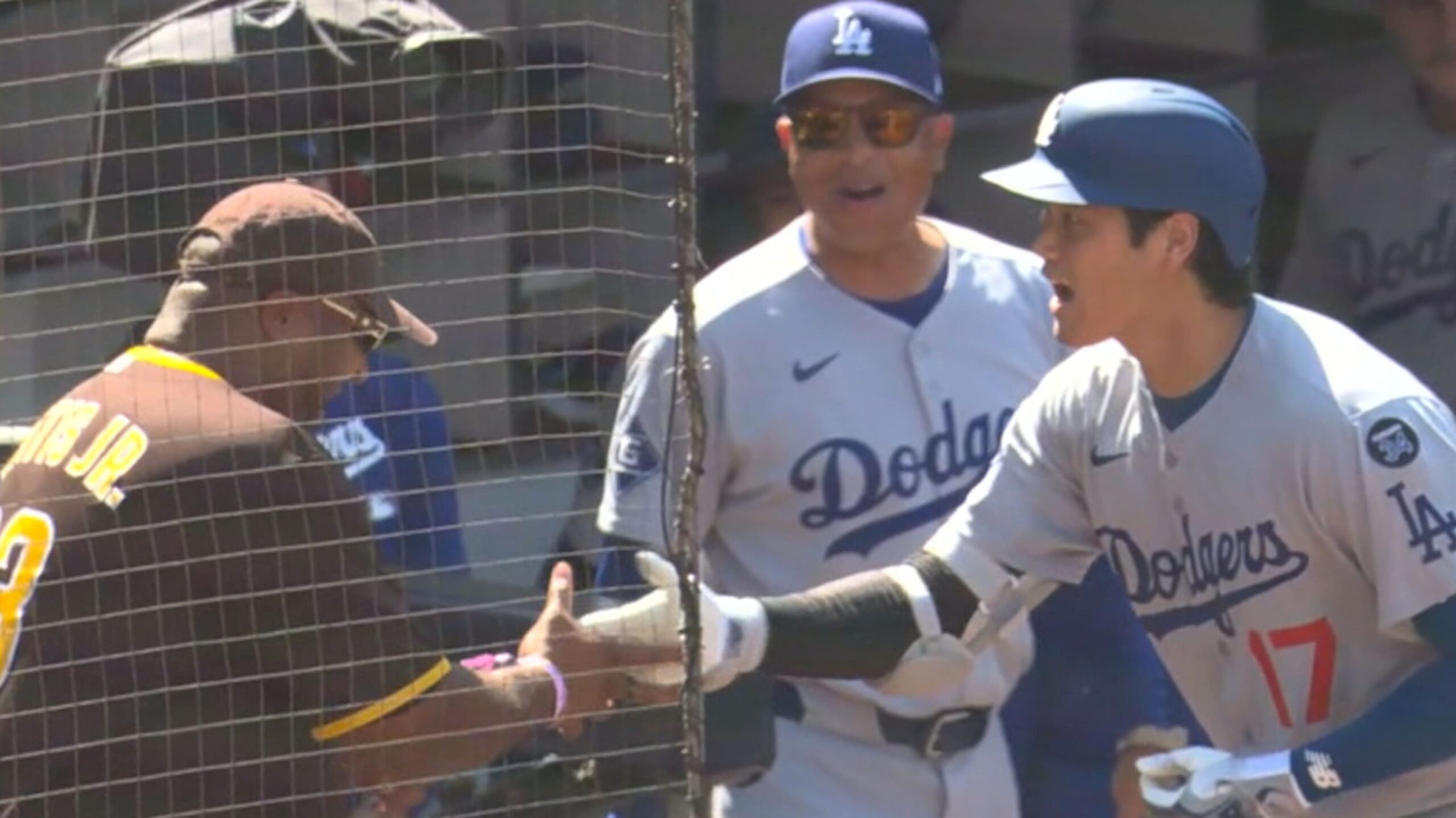 ohtani engancha con fan de padres
