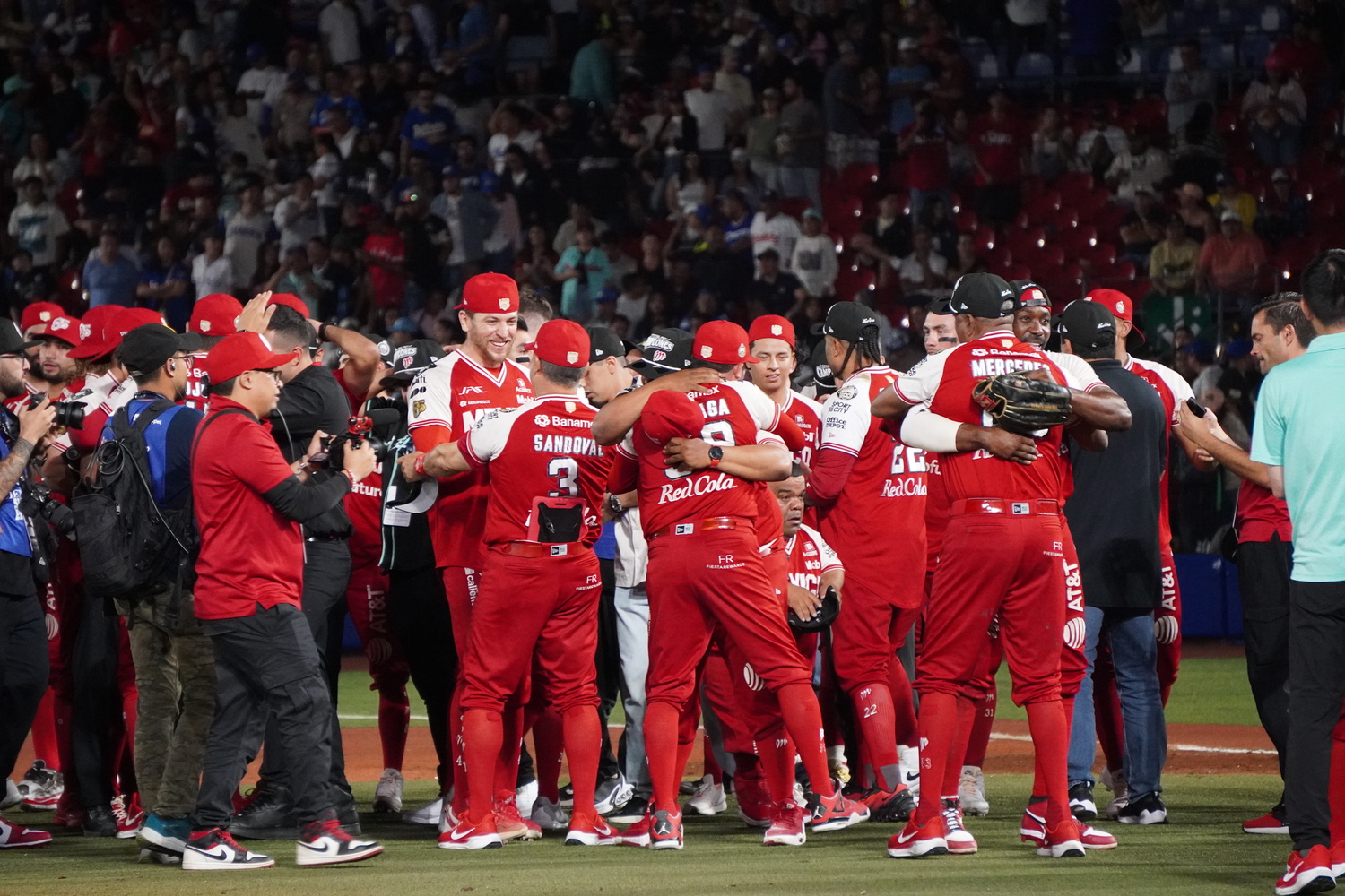 Diablos Rojos se imponen 12-1 y toman ventaja de 2-0 en la Serie del Rey Copiar