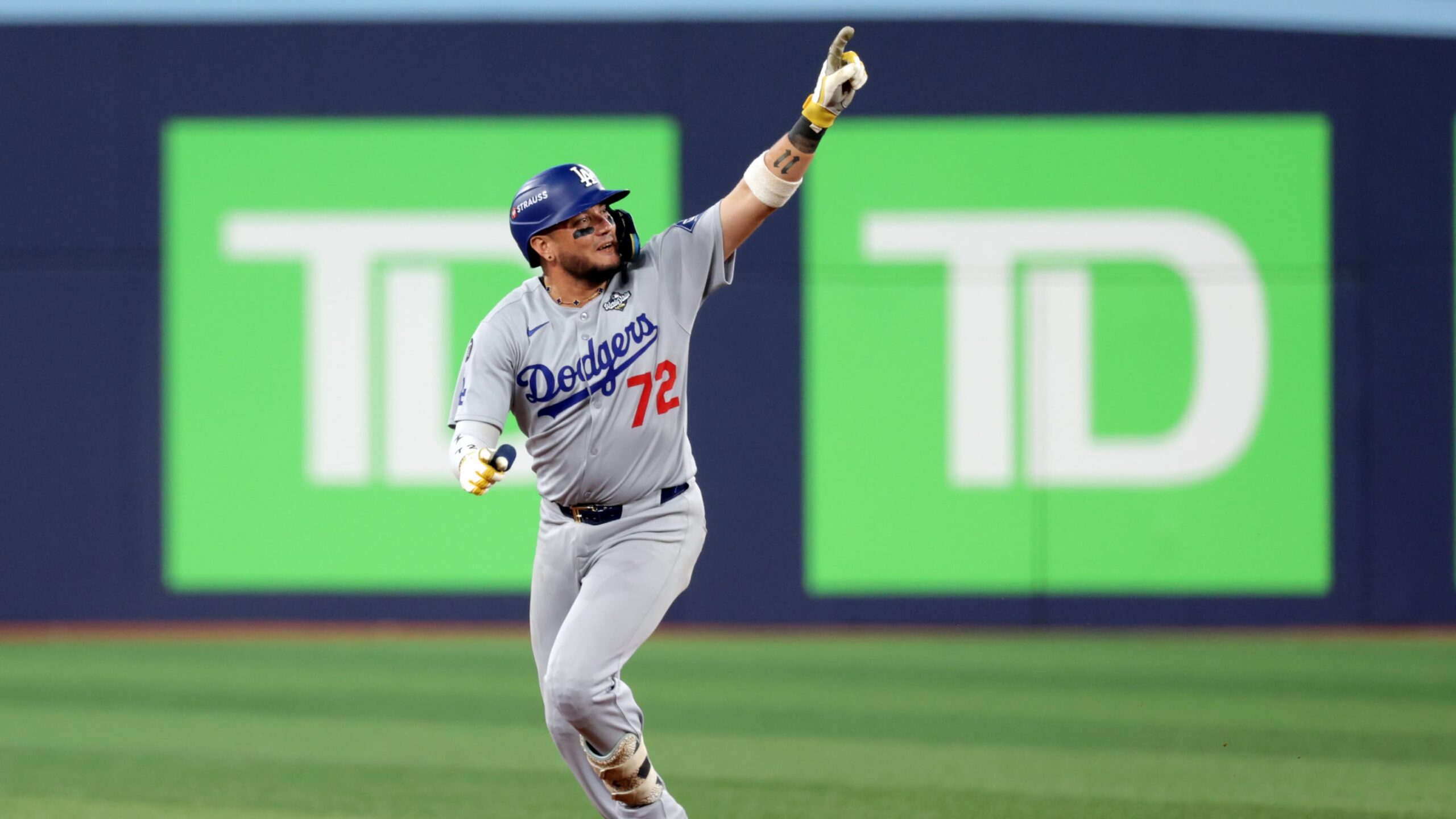 Dodgers retienen el título en dramático Juego 7 con HR clave de Rojas, Smith
