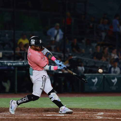 Mariachis regresa al triunfo bateando a Diablos