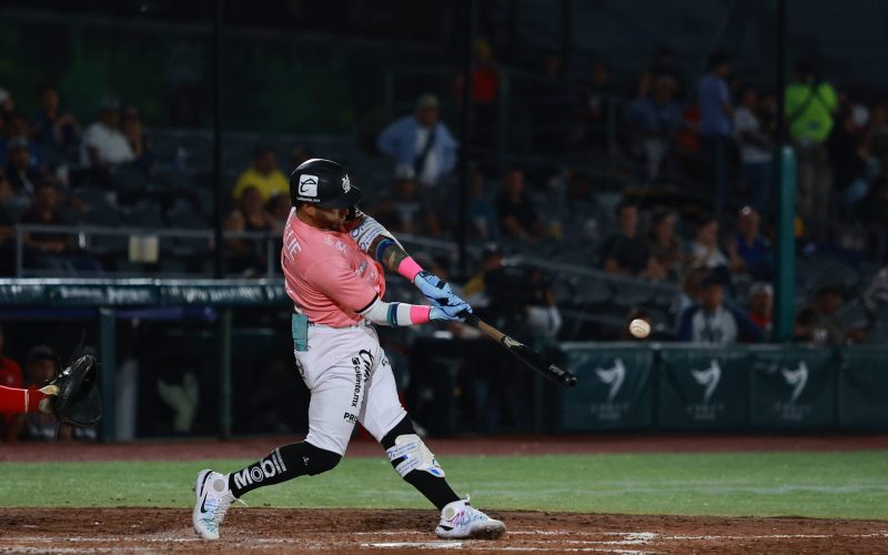 Mariachis regresa al triunfo bateando a Diablos