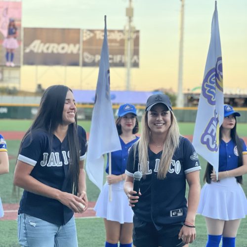 Camila Osorio y Renata Zarazúa lanzan primera bola en Charros de Jalisco