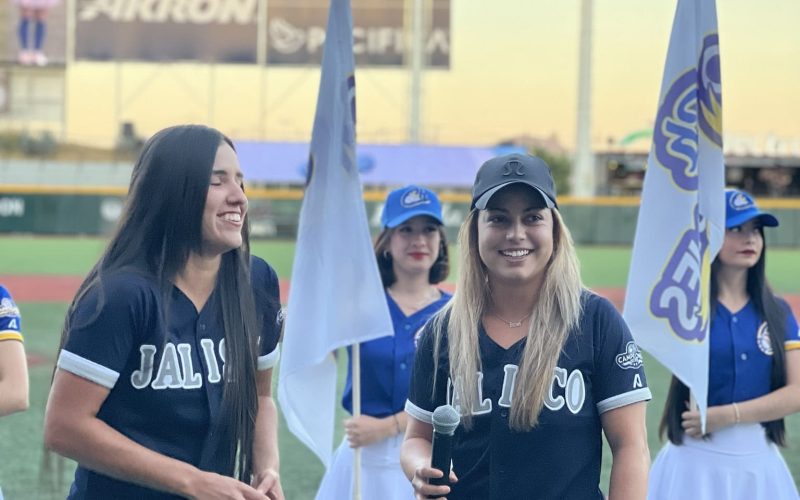 Camila Osorio y Renata Zarazúa lanzan primera bola en Charros de Jalisco