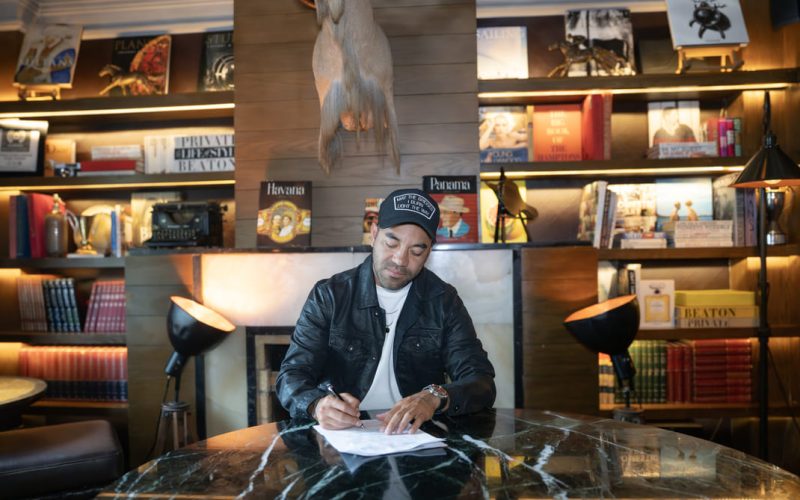 Marco Fabián firma con Dubbing Hits Entertainment y Marka Talent: Alianza histórica que trasciende el fútbol