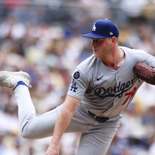 Salida improvisada de Casparius y HR de Teóscar impulsan a Dodgers vs. Padres