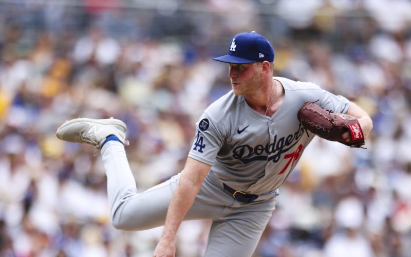 Salida improvisada de Casparius y HR de Teóscar impulsan a Dodgers vs. Padres