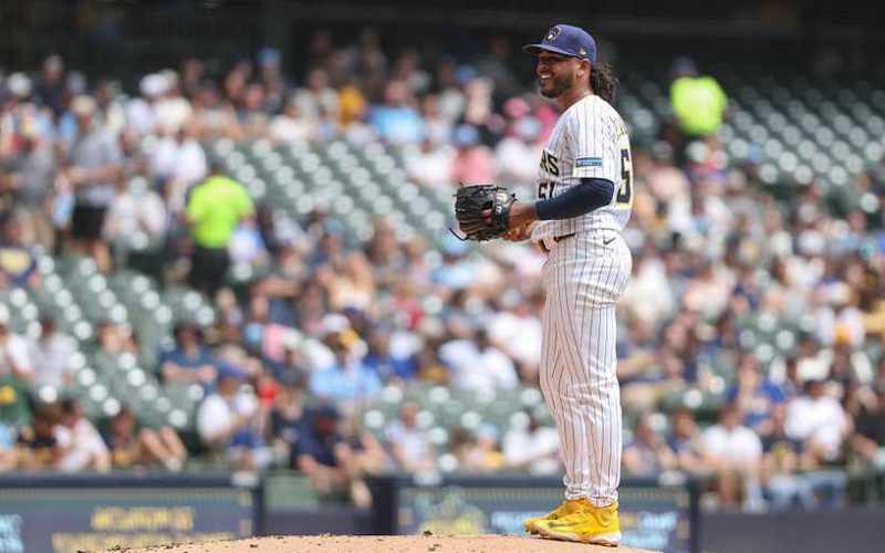 Mets refuerzan su rotación con la llegada de Freddy Peralta desde Milwaukee