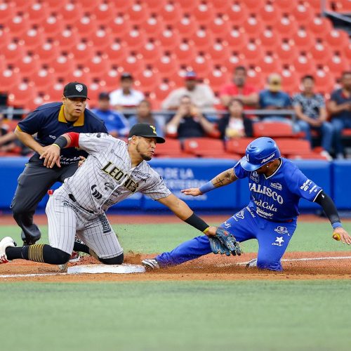 Leones corta racha de Charros con victoria 10-9 en cerrado tercer juego