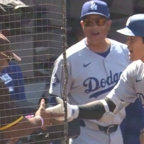 Ohtani conecta su HR 45 y responde a fan provocador con un «high-five» en Petco Park